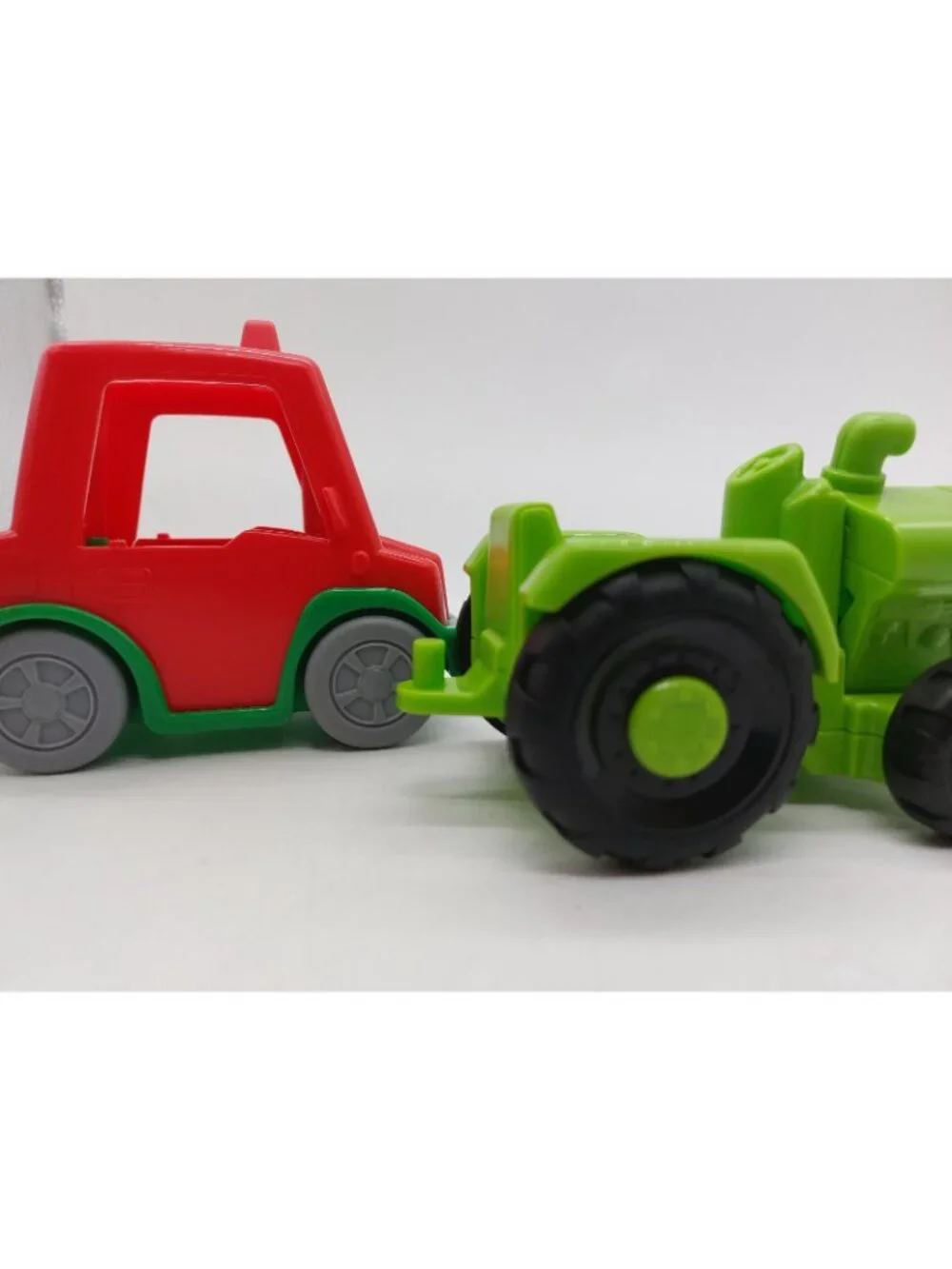 Fisher Price Little People Helpful Harvester Green Tractor Car 2 Figures